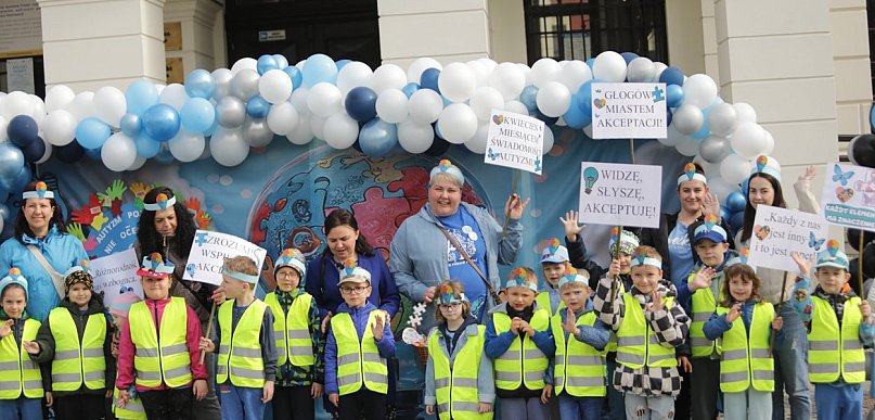 [FOTO] Dzieci poprowadziły niebieski marsz przez Głogów: Widzę, słyszę i akceptuję