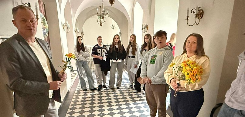 Uczniowie z Szkoły Podstawowej  w Gaworzycach odwiedzili Urząd Gminy z żonkilami