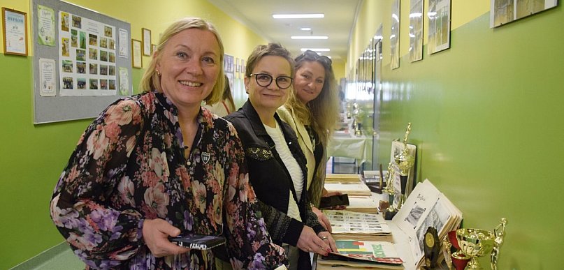 [FOTO] Wracają po latach do swoich ławek. SP 10 obchodzi wzruszające 45-lecie