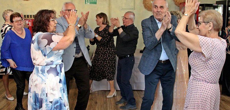 Emeryci wiedzą, jak się bawić. Taniec i wysoka frekwencja [FOTO]