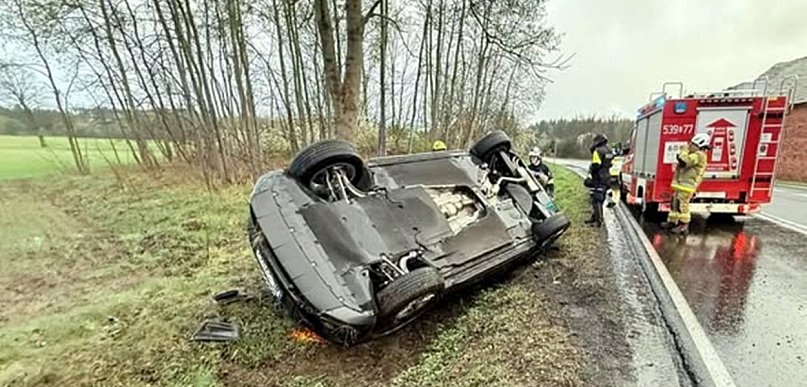 Samochód wypadł z „dwunastki”. Dachowanie pod Radwanicami