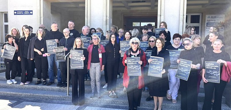[WIDEO] Lekarze wyszli przed szpital. Minuta ciszy w Głogowie