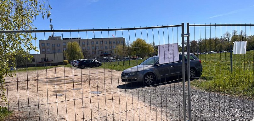 Dziki, ale darmowy parking przy głogowskim szpitalu zamknięty