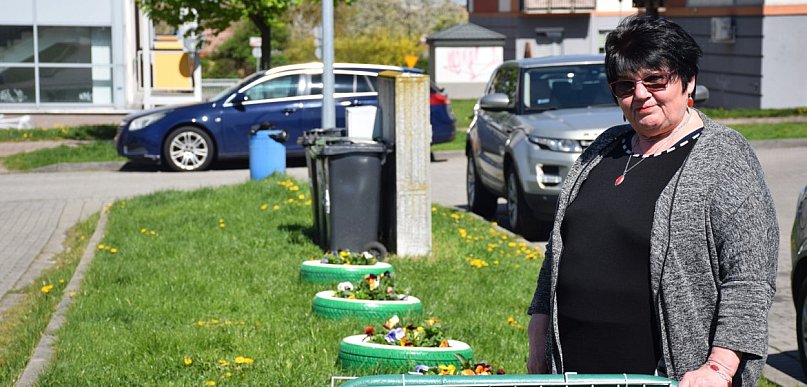 [WIDEO] Sadzonki w oponkach. Pani Leokadia ukwieciła głogowskie osiedle