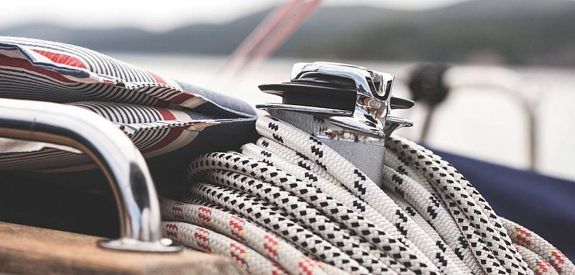 Cumowanie jachtu — techniki i potrzebny osprzęt