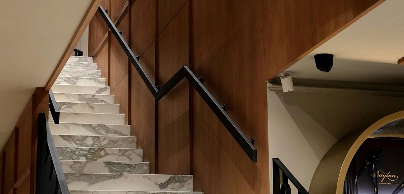 Budujesz dom piętrowy? Sprawdź, jak wybrać schody, które będą trwałe i dopasowane