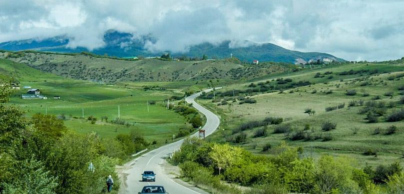 Jak Swobodnie Podróżować po Gruzji Autem – Najlepsze Wskazówki