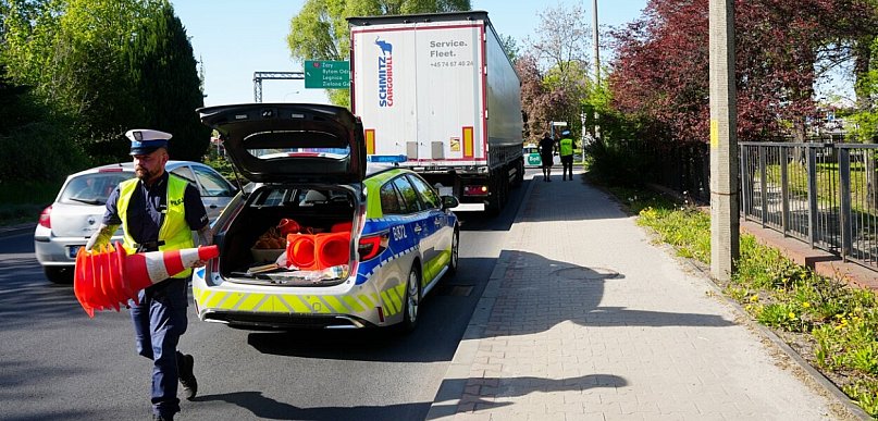 Ciężarówka kontra Opel na dużym rondzie w Głogowie