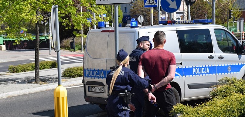 Dramatyczne zatrzymanie na oczach przechodniów. Kierowca w kajdankach