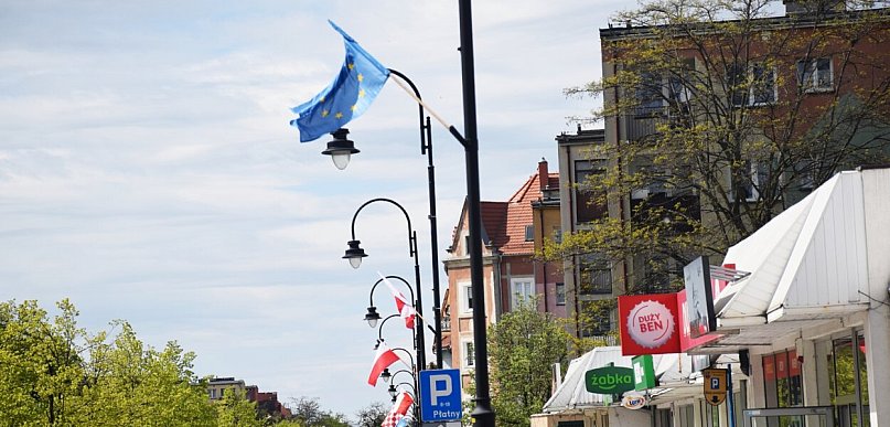 140 biało-czerwonych i 50 unijnych. Flagi na ulicach w Głogowie