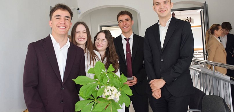 [FOTO] Przed Aslanem w Głogowie zakwitły kasztany. Matura z kocim wąsem