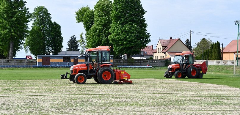 Rozpoczął się kolejny etap prac pielęgnacyjnych na boisku sportowym w Kotli