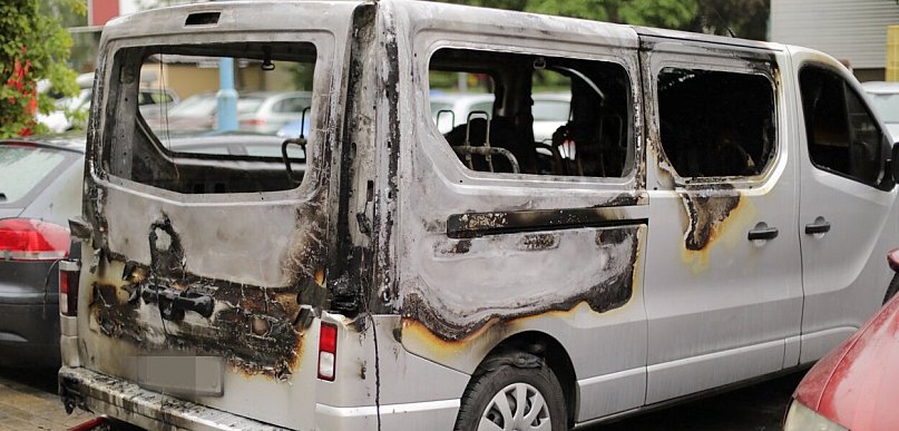 [FOTO] Pożar na parkingu w Głogowie. Bus spłonął niemal doszczętnie