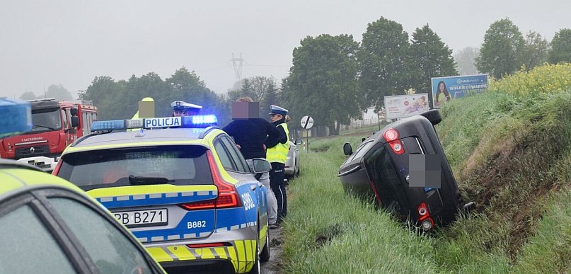 Auto dachowało na jerzmanówce. Ślisko, niebezpiecznie i pies na drodze