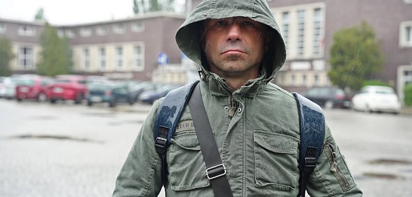 Jestem bezdomny, bo zgubiłem klucze. Adam śpi na dworcu w Głogowie