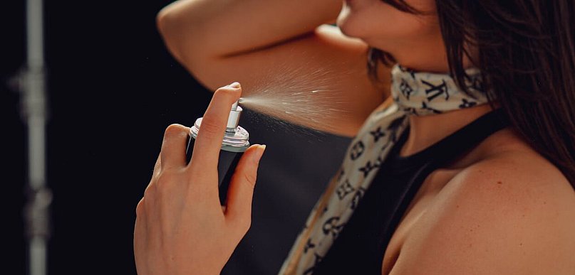 Jak aplikować perfumy, by przedłużyć ich trwałość?