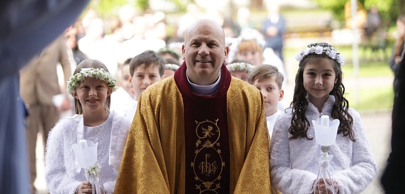 [FOTO] Radosna uroczystość w głogowskiej Kolegiacie. Dzieci przyjęły komunię