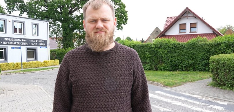 [WIDEO] Fatalna widoczność na zakręcie. Migający znak na ratunek pieszym