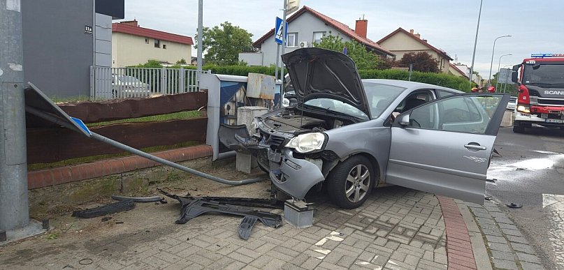 [FOTO] Auto wbiło się w ogrodzenie, do szpitala trafiły dzieci
