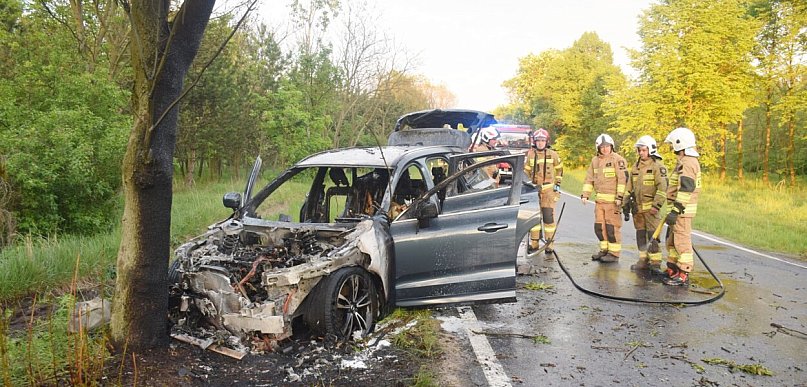 Volvo spłonęło po uderzeniu w drzewo pod Głogowem