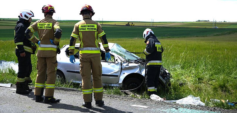 Peugeot koziołkował i wypadł z trasy. Groźnie pod Głogowem
