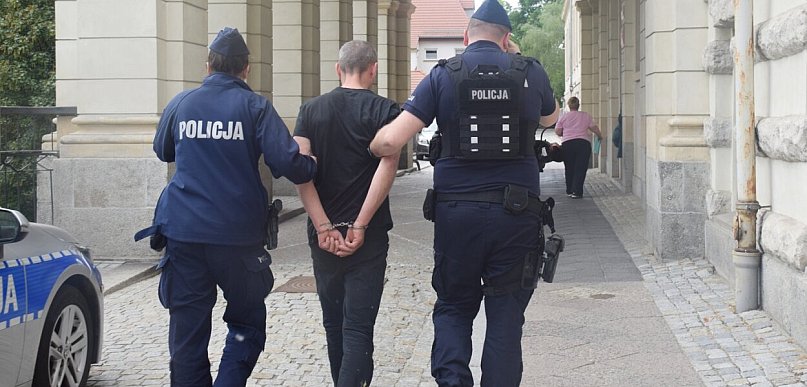 Wpadł po włamaniu do Dino. 43-latek usłyszał aż 12 zarzutów