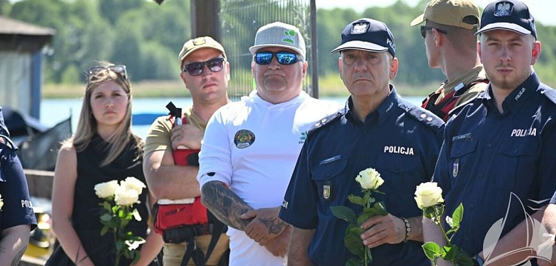 [FOTO] Grzegorza pożegnali na Ptasiej Wyspie. Niezwykły hołd dla policjanta