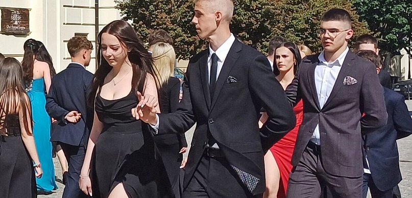 Piękny polonez na głogowskim rynku. To młodzież z SP 2 [FOTO]