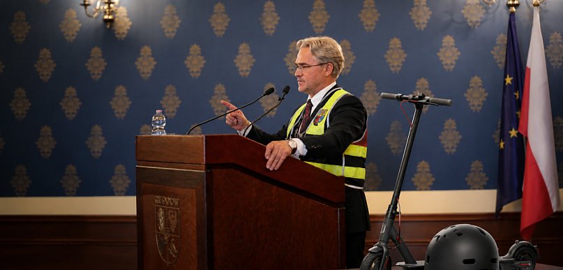 [WIDEO] Majewski grzmi o hulajnogach. Chce chronić dzieci przed tragedią