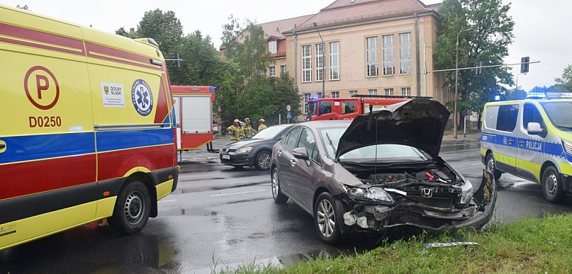 Zderzyli się na ruchliwym skrzyżowaniu w Głogowie. Dwa auta całkiem rozbite