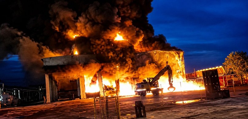 Zakład utylizacji w ogniu. W akcji 17 zastępów