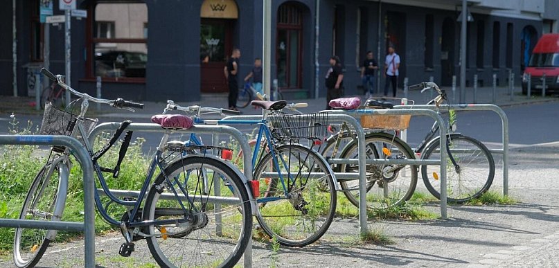 Stojaki rowerowe, które porządkują przestrzeń - jak wybrać rozwiązanie bezpieczne