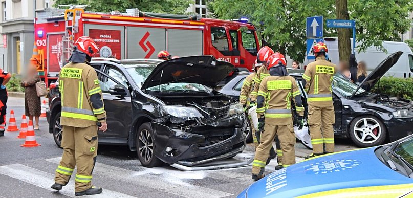 [FOTO] Zderzenie aut pod szkołą w Głogowie. Poszkodowane dwie osoby