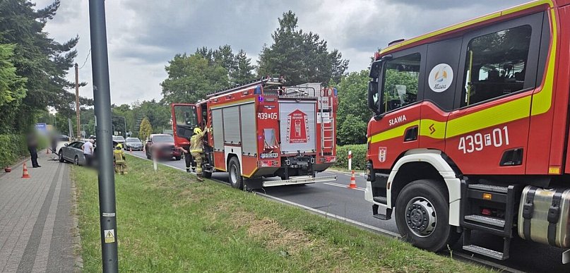 Zasnął za kierownicą. Kierowca wjechał w słup