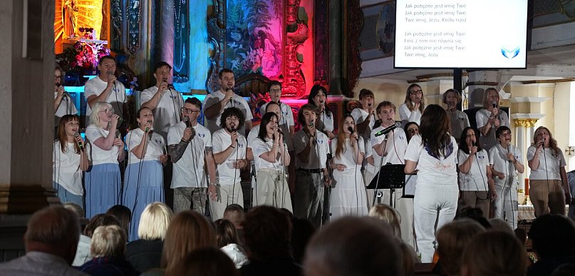 [WIDEO] Ponad 40 chórzystów na scenie. Niezwykły wieczór w Gaworzycach