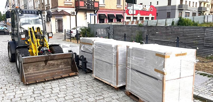 Nareszcie! Ruszyły zmiany przy blaszanym płocie na głogowskim rynku