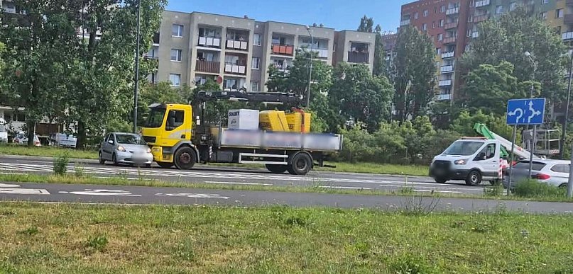 Kolizja na ul. Piłsudskiego w Głogowie. Ciężarówka z osobówką