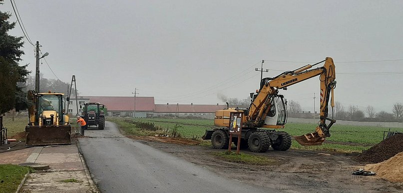 Koparka z operatorem na budowie. Kiedy się opłaca i jak wybrać wykonawcę robót zie