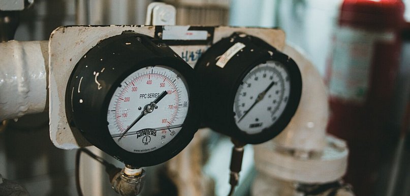 Gdzie zamontować manometr, aby kontrolować pracę układu pneumatycznego?