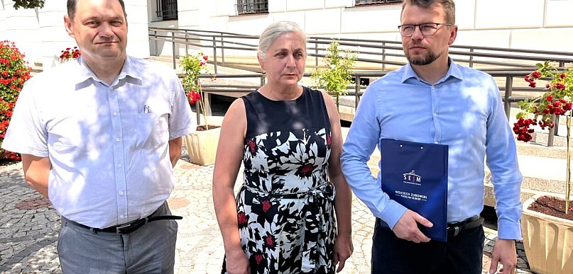 Poseł Zubowski wszedł z kontrolą do ratusza. Chodzi o działkę dla Baptystów