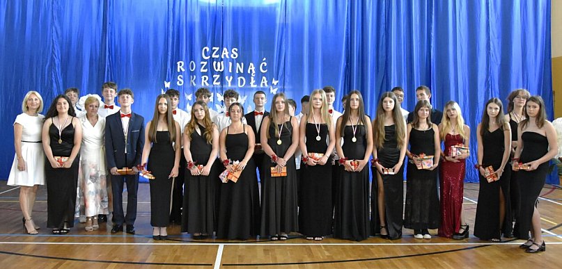Alicja Rządzińska laureatką Nagrody Wójta podczas zakończenia roku szkolnego