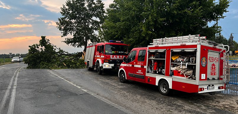 [FOTO] Grad, wichura i zalane posesje. Mieszkańcy: W moment było czarno