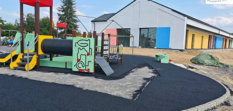 Coraz piękniej przy nowym przedszkolu i żłobku w Rzeczycy!