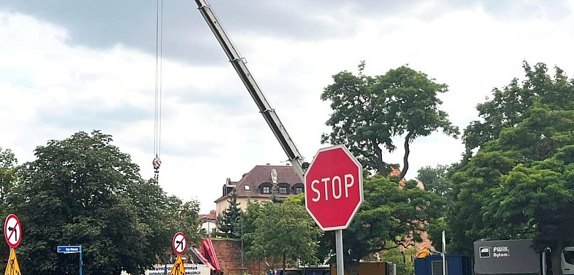 Wielki dźwig w centrum miasta. Co tam się dzieje?