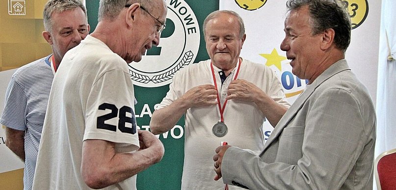 [FOTO] Mistrzowie zakończyli rywalizację. Stu zawodników przy brydżowych stołach
