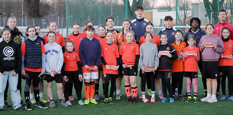 [FOTO] Szok na boisku! Spełnili marzenia piłkarek Chrobrego