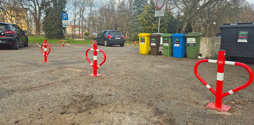 Znak nie wystarczył, postawili blokady. Artyści nie mieli gdzie parkować