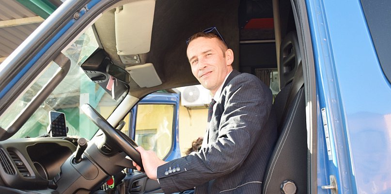 [WIDEO] Showman za kierownicą autobusu. Kierowca z Głogowa robi furorę w sieci