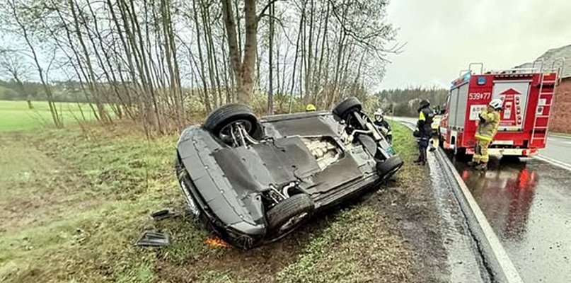 Samochód wypadł z „dwunastki”. Dachowanie pod Radwanicami