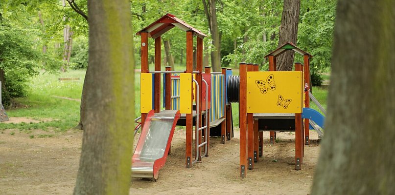 [FOTO] Kolorowa metamorfoza placu zabaw w Głogowie